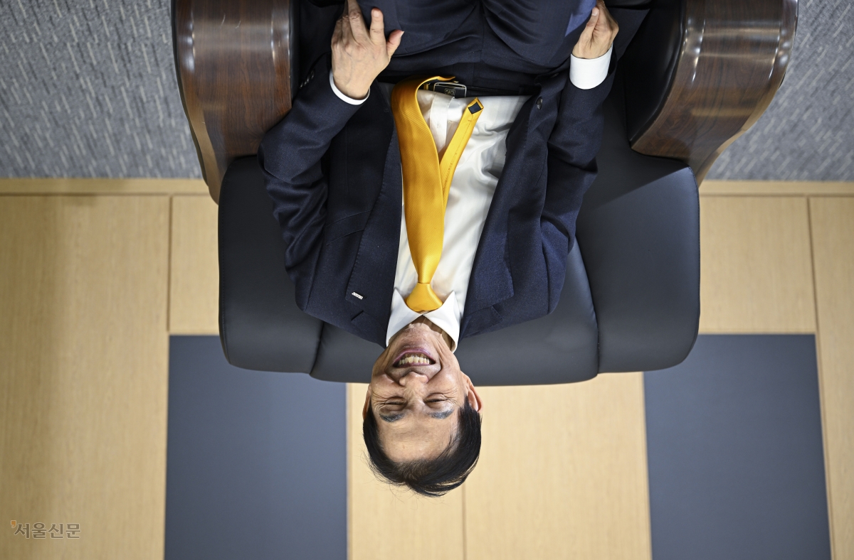 이 총장의 ‘거꾸로 실험’에 동참해 보자는 의미로 사진은 상하를 뒤집어 배치했다. 이지훈 기자