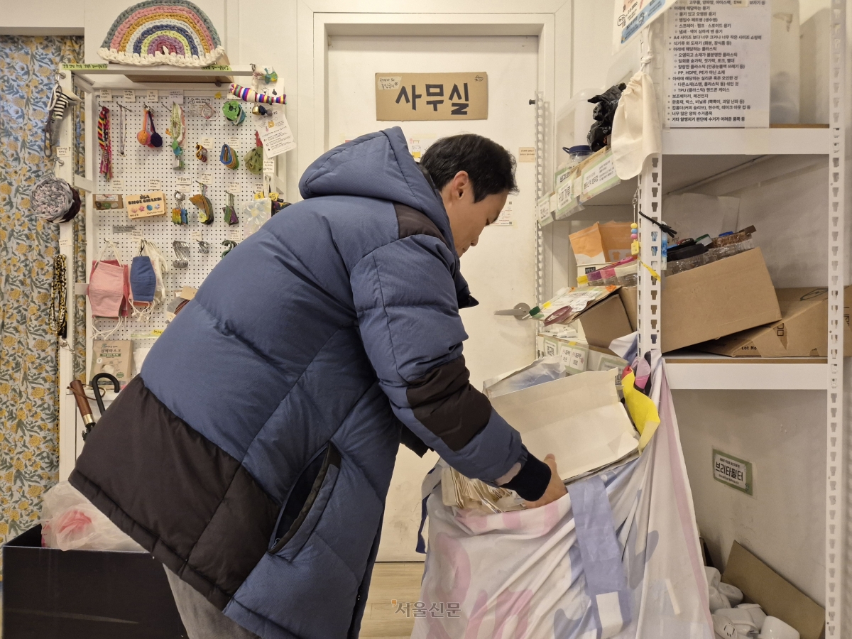 직장인 강병수씨가 31일 서울 마포구 알맹상점에서 가정에선 재활용이 어려운 우유갑 50장을 가게에 쌓아두고 있다.