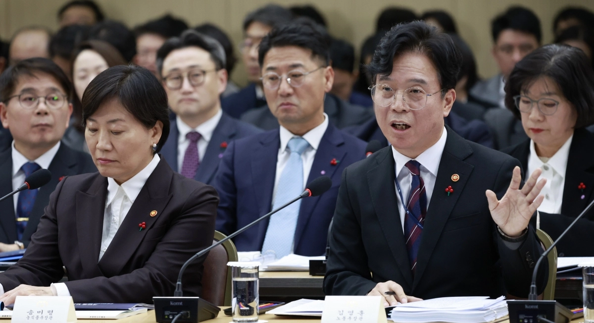 김영훈 고용노동부 장관이 지난 11일 세종시 정부세종컨벤션센터에서 열린 농림축산식품부(농촌진흥청·산림청)-고용노동부 업무보고에서 부처 업무보고를 하고 있다. 연합뉴스