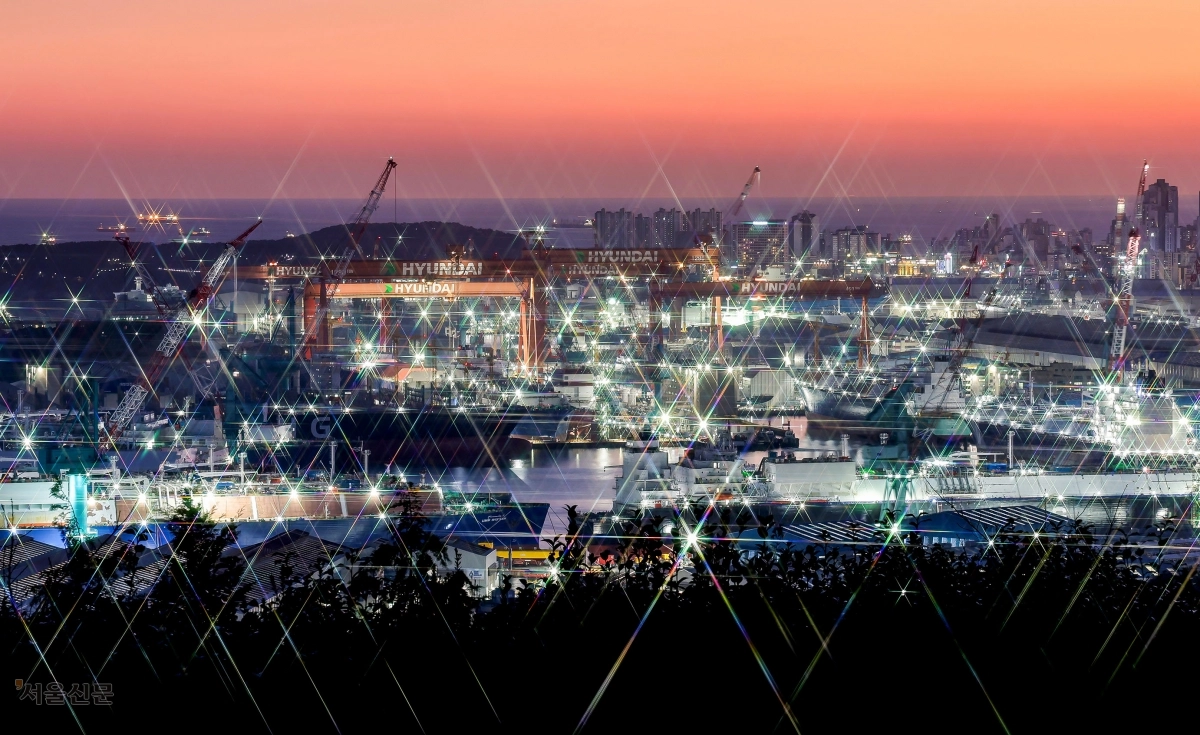 ‘마스가’ 기대에… 불 밝힌 HD현대중공업 조선소
