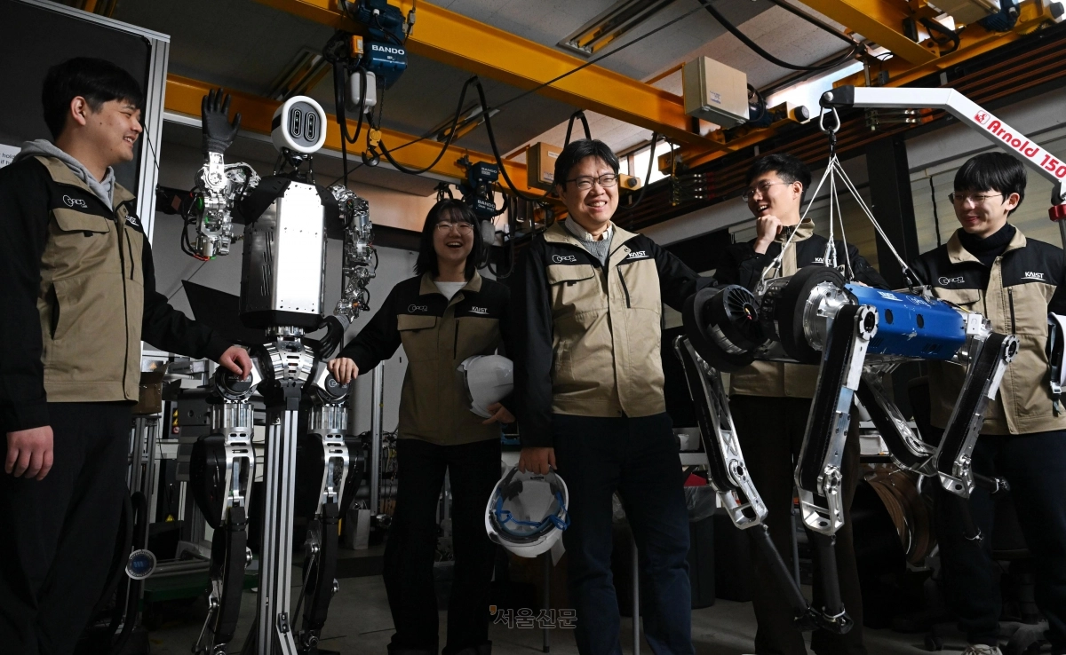 새해에는 젊은 과학자의 미소가 가득한 연구실이 늘도록, 과학기술계 인재 양성에 전력을 다하는 한국이 되길 기대한다. 대전 유성구 카이스트(한국과학기술원) 휴보랩에서 최종훈(왼쪽부터·박사과정)·서영랑(석사과정) 연구원, 박해원 교수, 송태규(박사과정)·최준빈(석사과정) 연구원이 자체 개발한 로봇 ‘휴머노이드’·‘하운드2’와 함께 활짝 웃고 있다. 대전 홍윤기·이지훈 기자