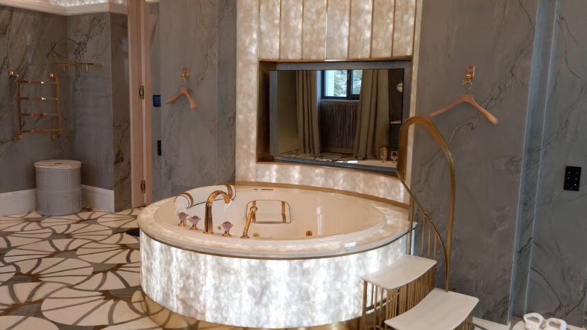 러시아 반부패재단(FBK)이 최근 공개한 블라디미르 푸틴 러시아 대통령 별장의 내부 모습. FBK 보고서 캡처