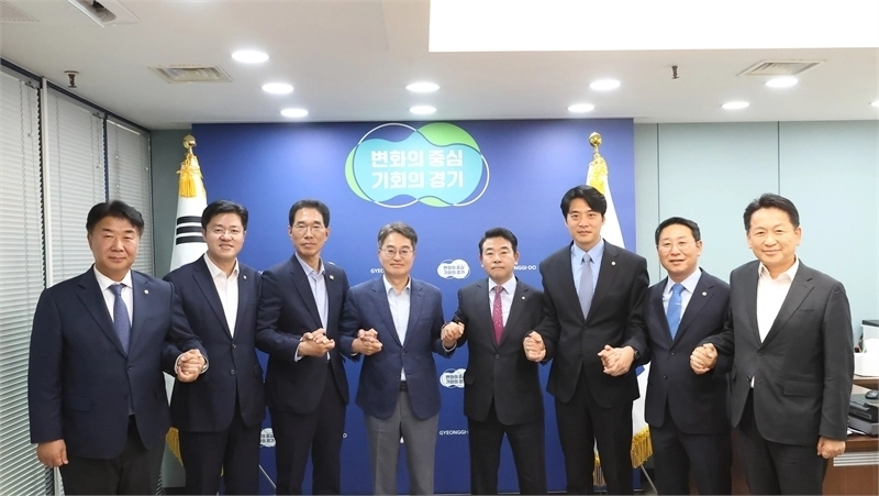 지난해 10월 2일 김동연 경기도지사가 고양-파주-김포시가 지역구인 더불어민주당 박정, 한준호, 김주영, 박상혁, 김영환, 이기헌 의원과 긴급 회동한 자리에서 일산대교 통행료 무료화 방안을 제시했고, 의원들도 동의했다. (경기도 제공)