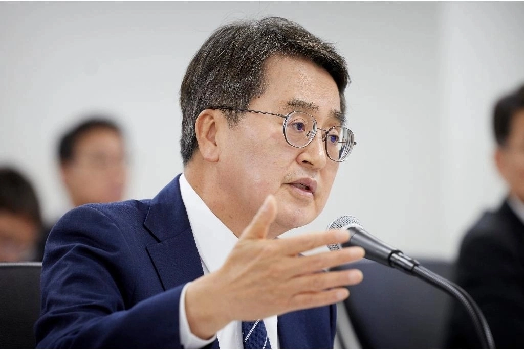 김동연 경기지사가 지난해 10월 20일 경기도청 4층 율곡홀에서 열린 2025 국토교통위원회 국정감사에서 일산대교 통행료 무료화를 위한 비용 50%를 부담하겠다고 선언하고 있다. (경기도 제공)