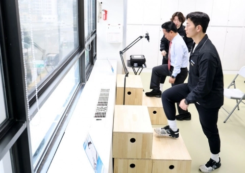 이성헌(가운데) 서울 서대문구청장이 서대문구보건소에 마련된 체력인증센터에서 운동을 하고 있다.   서대문구 제공