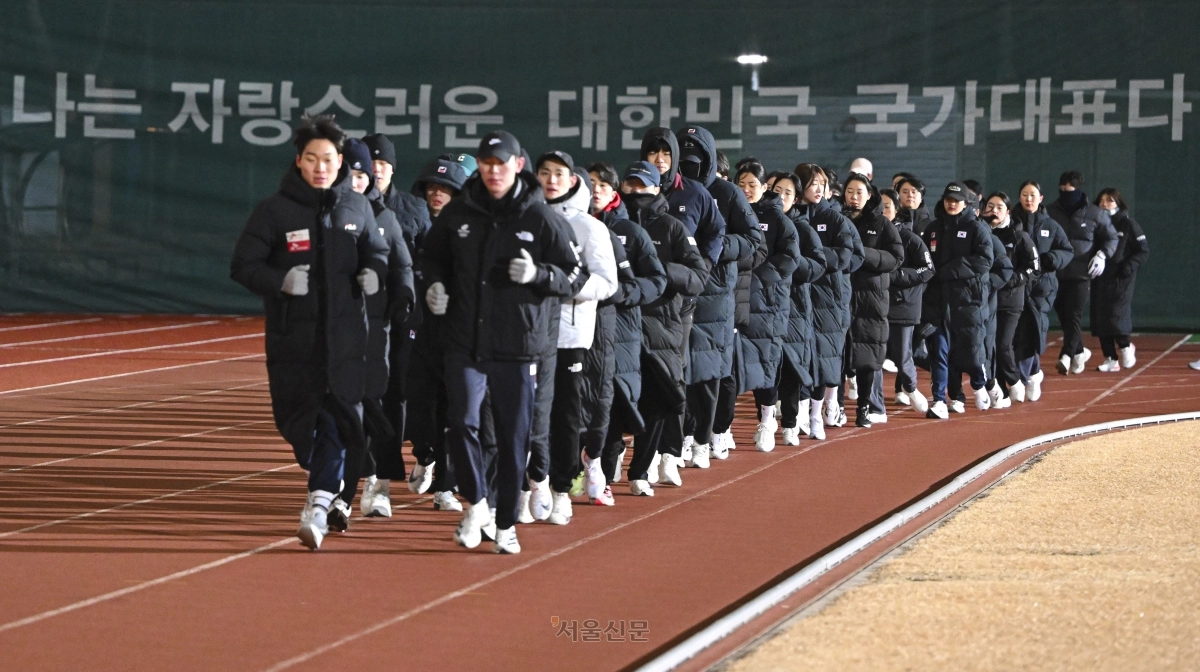 대한민국 국가대표 선수들이 진천국가대표선수촌 야외육상장 트랙을 가볍게 뛰며 몸을 덥히고 있다.  진천 이지훈 기자