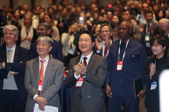 지난 2024년 12월 경기 수원에서 열린 ‘2024 유네스코 교육의 미래 국제포럼’에서 임태희(왼쪽 세 번째) 경기도교육감이 참석자들과 함께하고 있다.  경기도교육청 제공