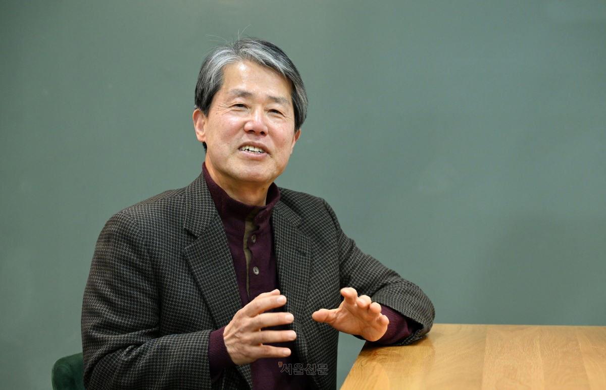 이시형 한국외교협회 신임 회장이 지난 17일 서울신문 광화문 사옥에서 진행한 인터뷰에서 한미 관세 협상 합의 등에 대한 평가와 새해 전망 등에 대해 의견을 밝히고 있다. 이 회장은 1일부터 3년 임기를 시작한다.  도준석 전문기자