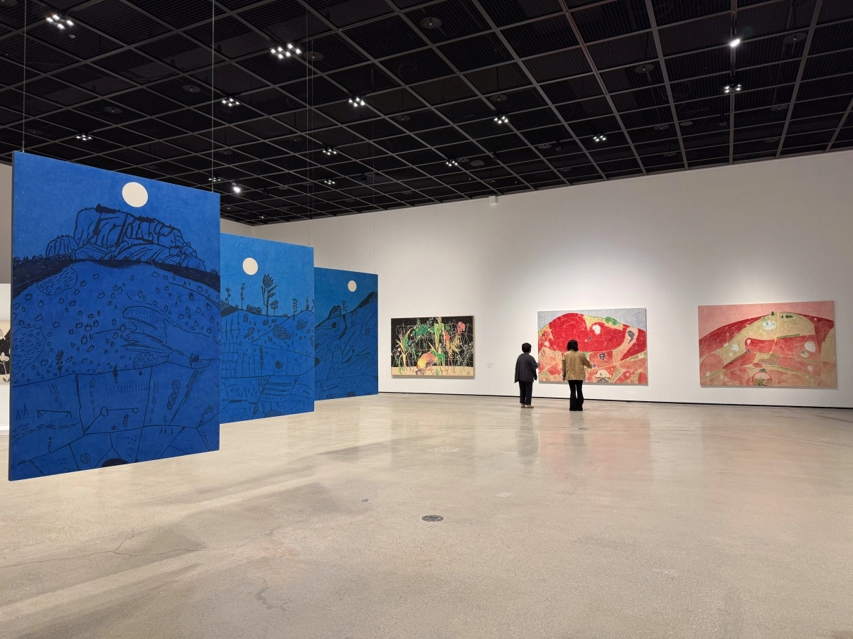 전남 광양 전남도립미술관에서 열리고 있는 김선두 작가의 ‘색의 결, 획의 숨’ 전시 전경. 전남도립미술관 제공