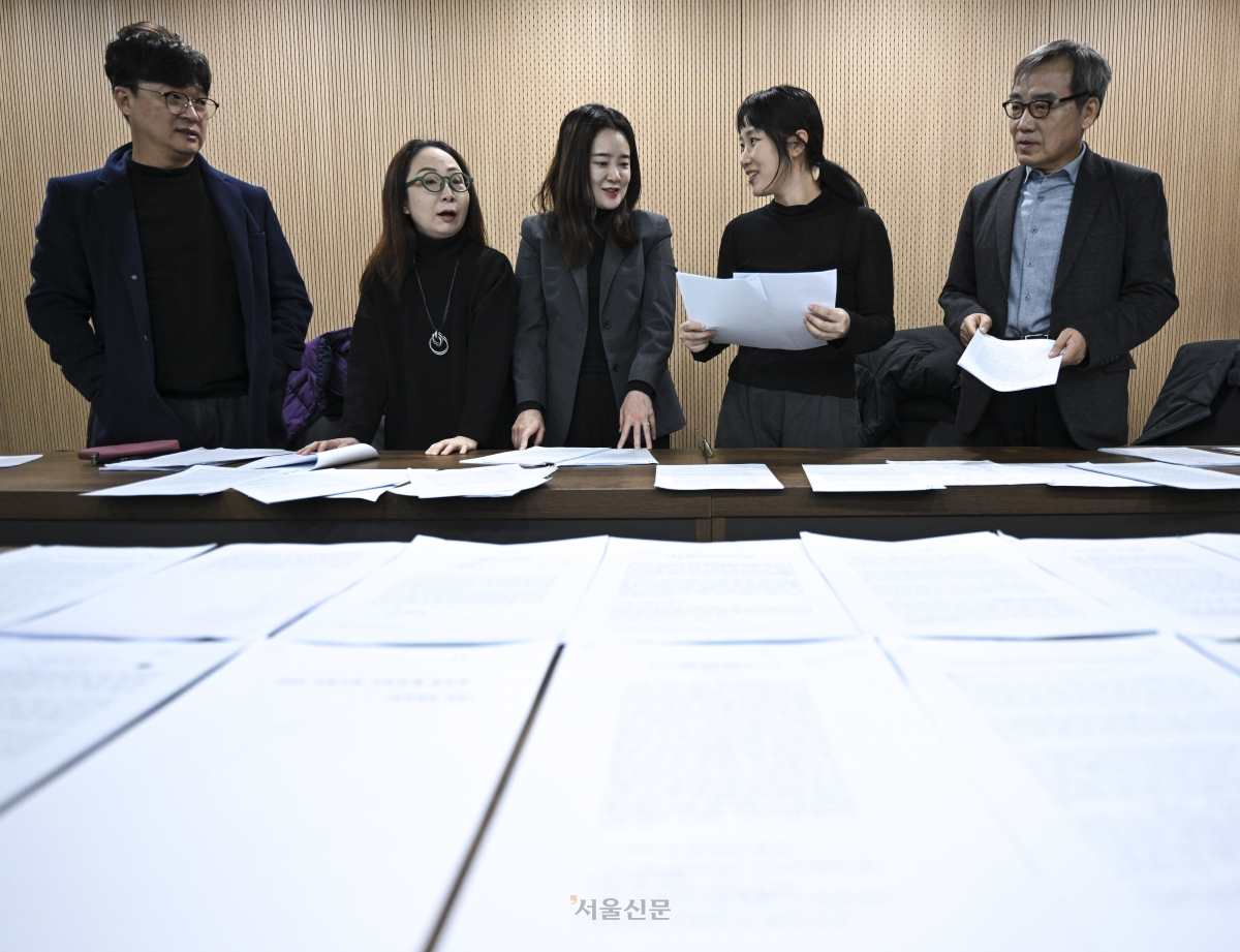 ‘2026 서울신문 신춘문예’ 소설 부문 심사위원인 백가흠(왼쪽부터)·구병모 소설가, 강지희 문학평론가, 함윤이 소설가, 우찬제 문학평론가가 응모작에 관해 논의하고 있다. 이지훈 기자
