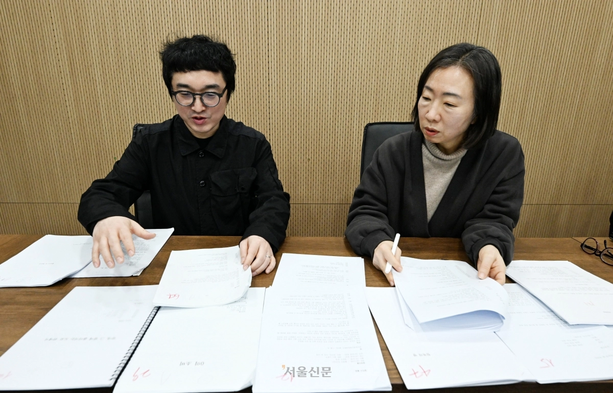‘2026 서울신문 신춘문예’ 희곡 부문 심사위원인 오세혁(왼쪽) 극작가, 고연옥 극작가가 작품들을 살펴보고 있다. 도준석 전문기자