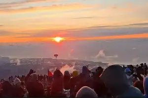 “일출 보기 힘들다했는데”… 병오년 새해 한라산 해맞이 장관에 탄성 연발
