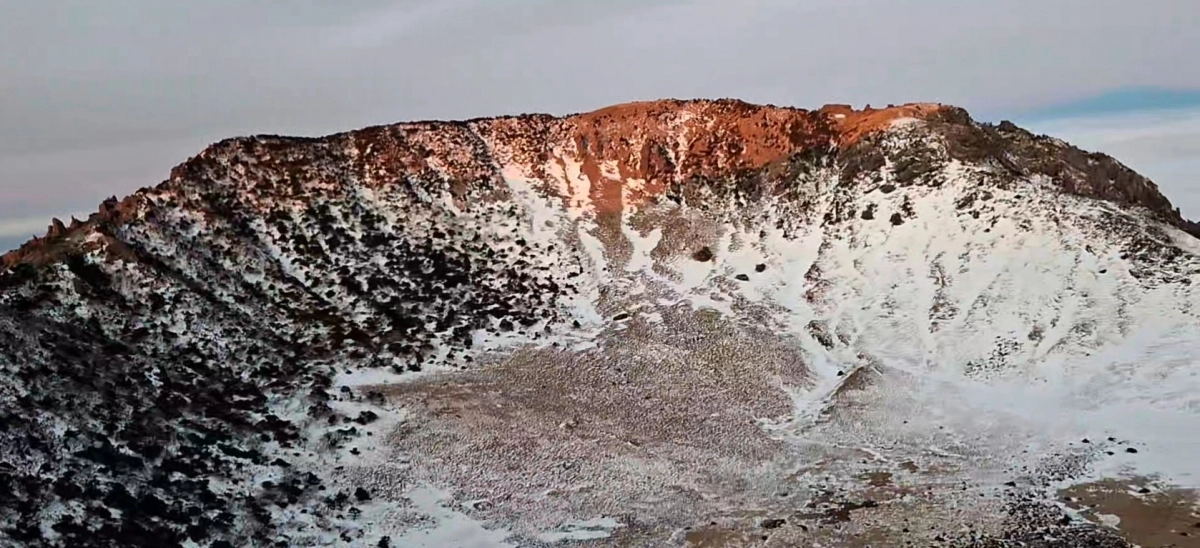 1일 한라산 백록담 하얀 설경. 한라산국립공원관리소 제공