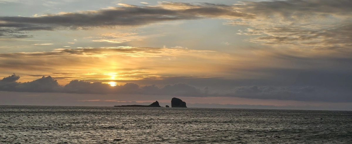 사계해안 형제섬 위 구름 사이로 해가 빼꼼히 내밀고 있다. 제주 강동삼 기자