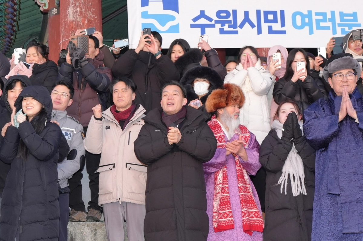 이재준 수원시장이 1일 오전 팔달산 서장대에서 시민들과 함께 해맞이를 하고 있다. (수원시 제공)