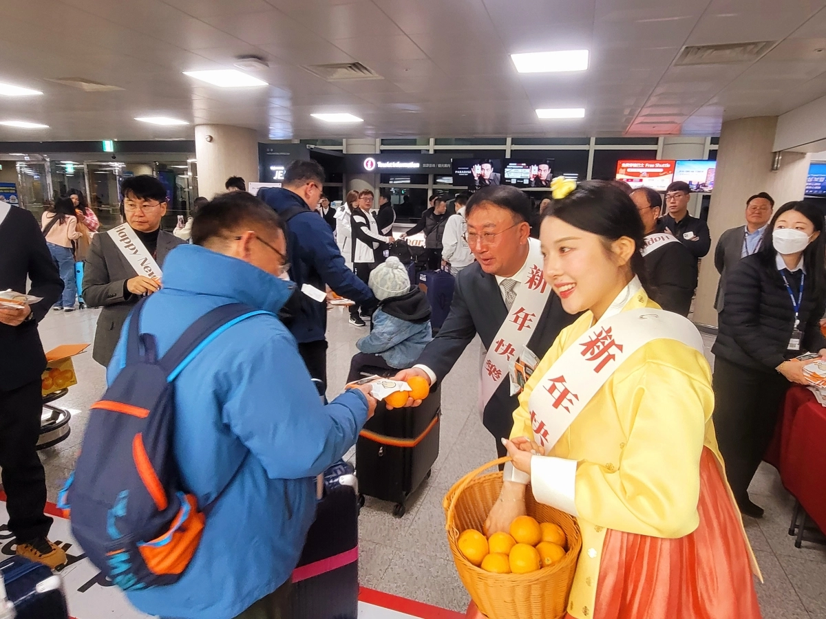 제주도와 제주도관광협회는 새해 첫날을 맞아 제주국제공항과 제주항에서 새해 첫 입도 국내·외 관광객 대상 제주 방문 감사의 뜻을 전하는 환영행사를 진행했다. 제주도관광협회 제공