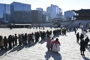 새해 첫날 관광객으로 붐비는 경복궁