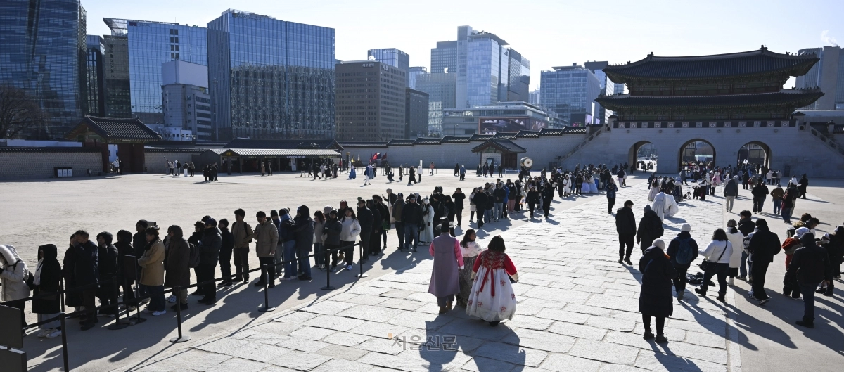 2026년 병오년(丙午年) 새해 첫날인 1일 서울 종로구 경복궁에서 입장을 기다리는 관광객들의 대기 줄이 길게 늘어서 있다. 2026.1.1 이지훈 기자