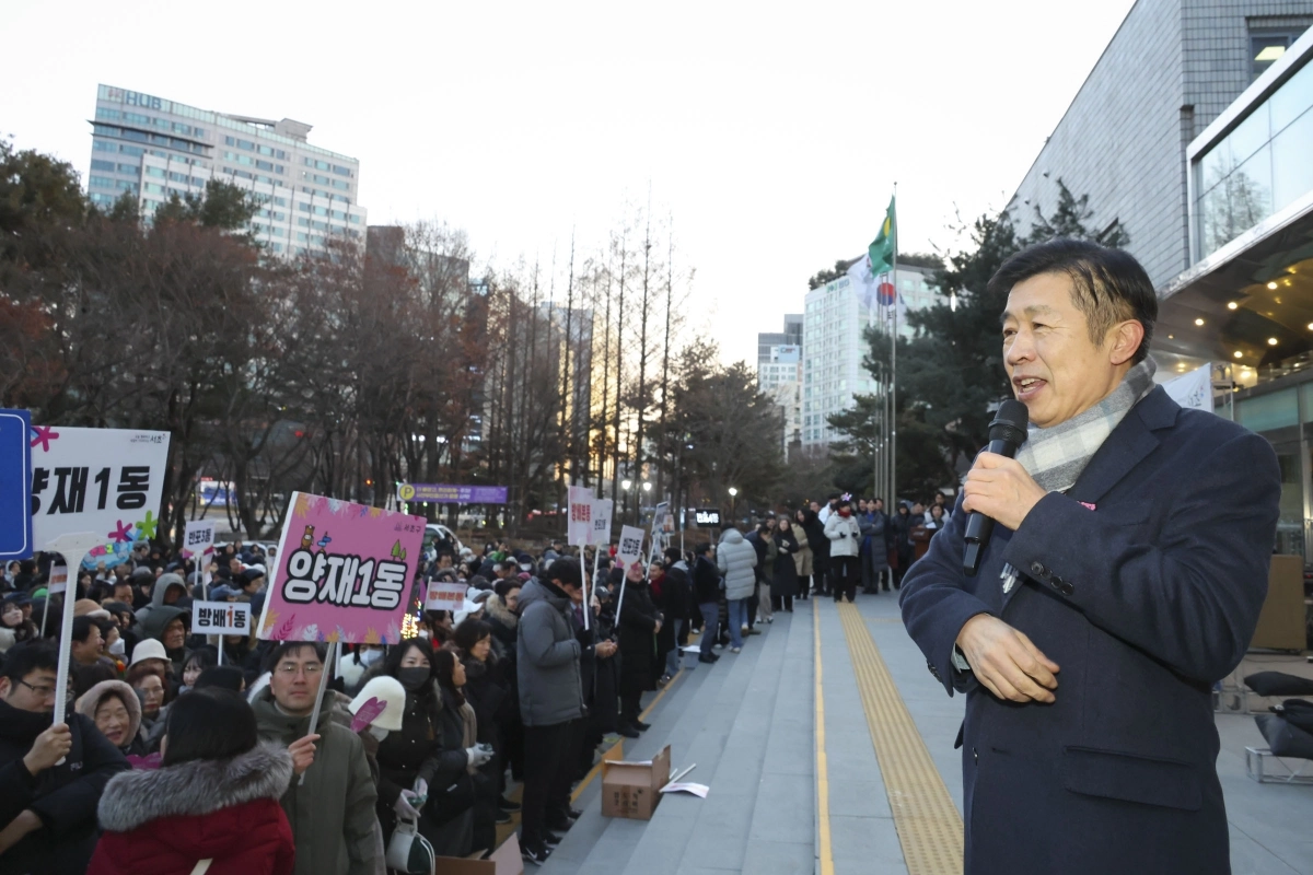 전성수(오른쪽) 서초구청장이 1일 오전 서초구청 광장에서 열린 새해맞이 행사에서 주민들에게 새해 인사를 전하고 있다. 서초구 제공