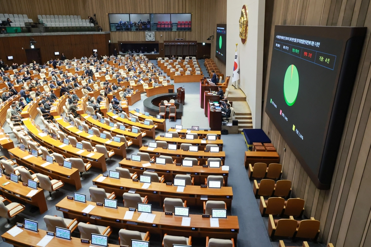 민주당 주도로 정보통신망법 개정안 본회의 통과     (서울=연합뉴스) 신현우 기자 = 24일 국회에서 열린 12월 임시국회 본회의에서 정보통신망법 개정안이 더불어민주당 주도로 처리되고 있다. 2025.12.24     nowwego@yna.co.kr