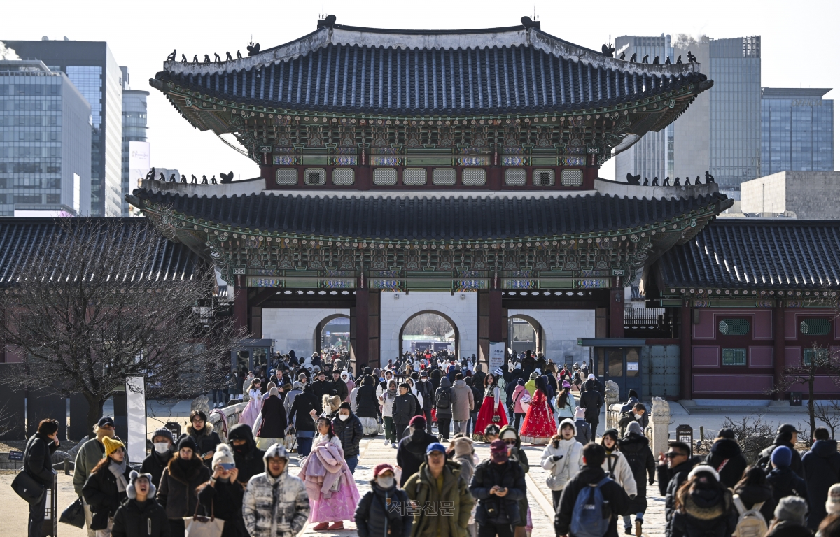 2026년 병오년(丙午年) 새해 첫날인 1일 서울 종로구 경복궁 내부가 외국인들과 한복을 차려입은 관광객 등으로 붐비고 있다. 2026.1.1 이지훈 기자