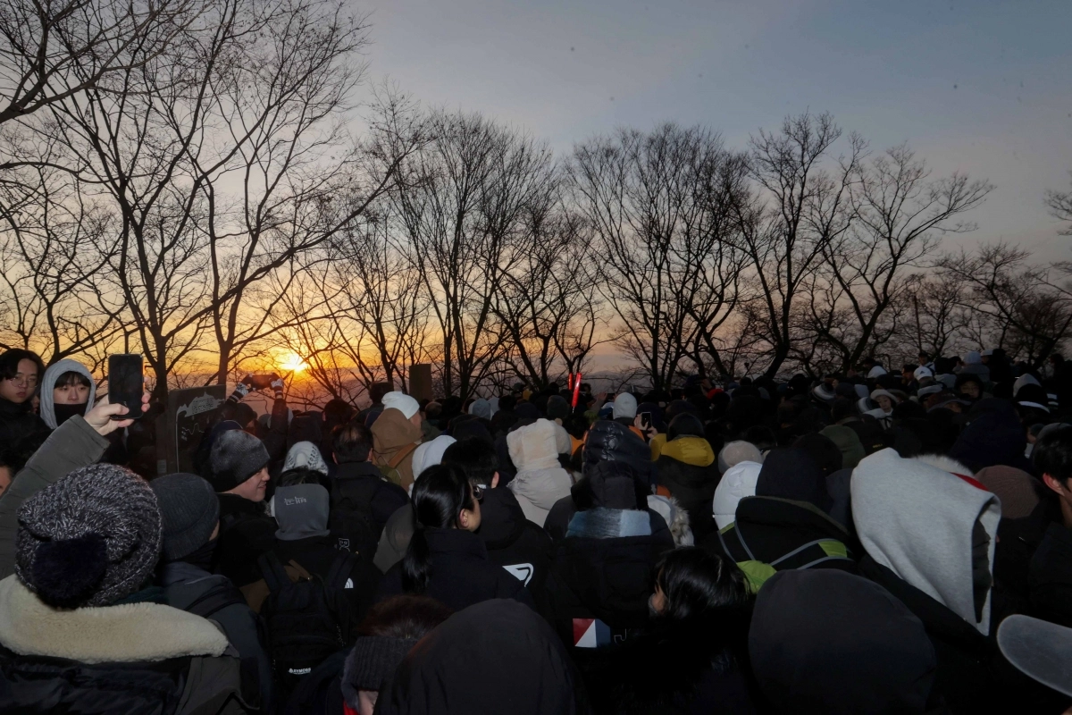 이상일 용인시장과 시민 2000여 명이 2026년 새해 첫날석성산 정상에서 해맞이를 하고 있다. (용인시 제공)