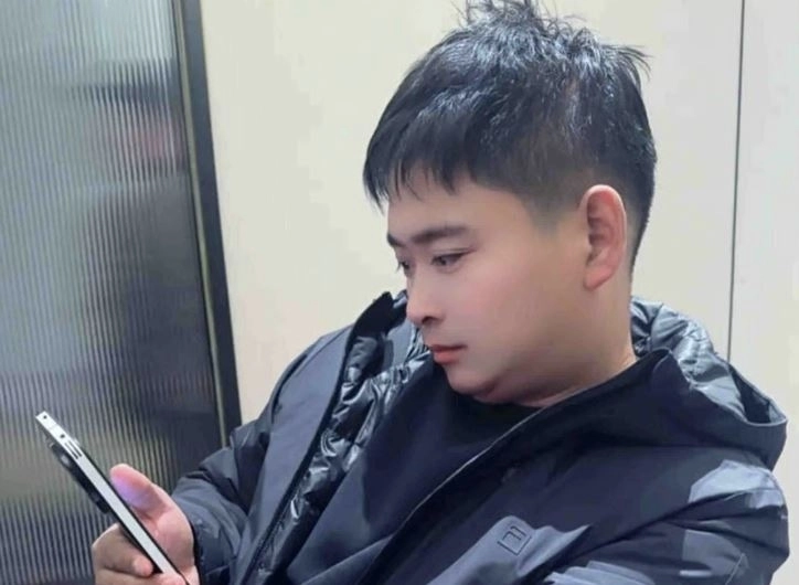 장씨는 ‘잘생긴 남편’이 굴착기 색상을 두고 자신과 말다툼을 벌였다고 밝혔다. 더우인 캡처