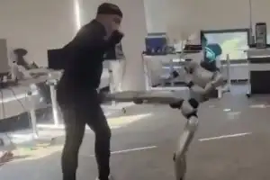 휴머노이드 로봇이 男급소 ‘강타’…아찔한 순간에 전세계 누리꾼 폭소