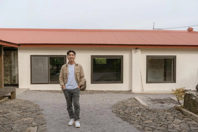 빈집 살리기 프로젝트 ‘다자요’에 참가해 제주 하천바람집에 자신만의 취향을 담아낸 배우 류승룡. 다자요 제공
