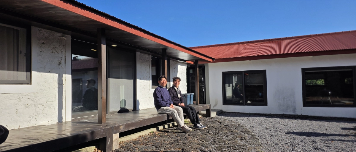 하천바람집 툇마루에 앉은 남성준(왼쪽) 다자요 대표와 강경훈 네모건축 대표 건축사.