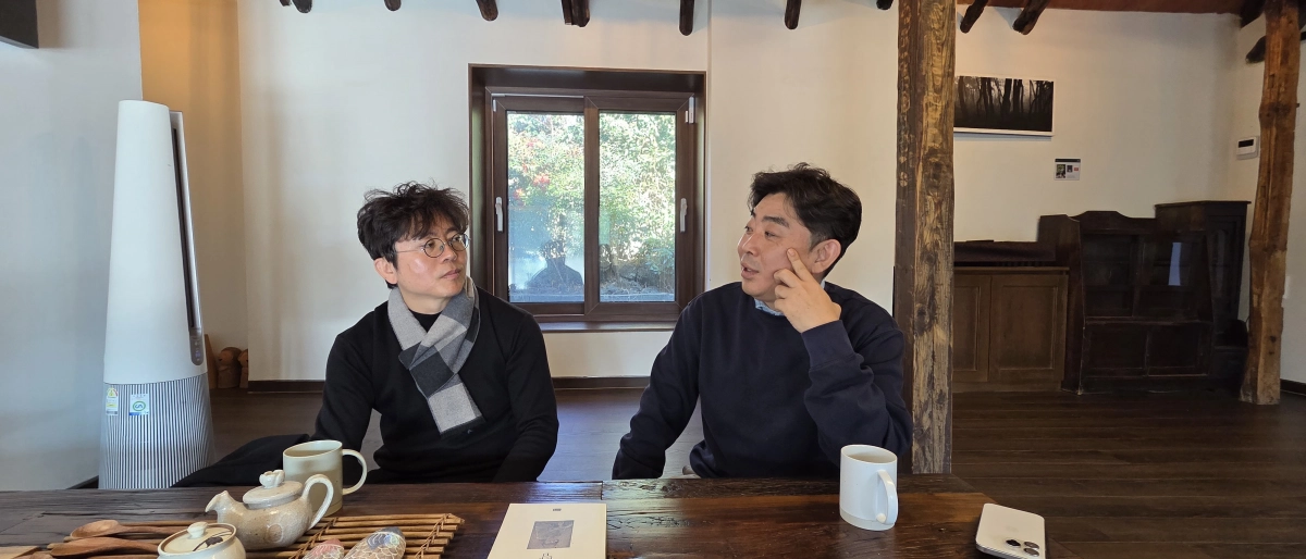 하천바람집의 다도실에서 대화하는 강경훈(왼쪽) 네모건축 대표 건축사와 남성준 다자요 대표.