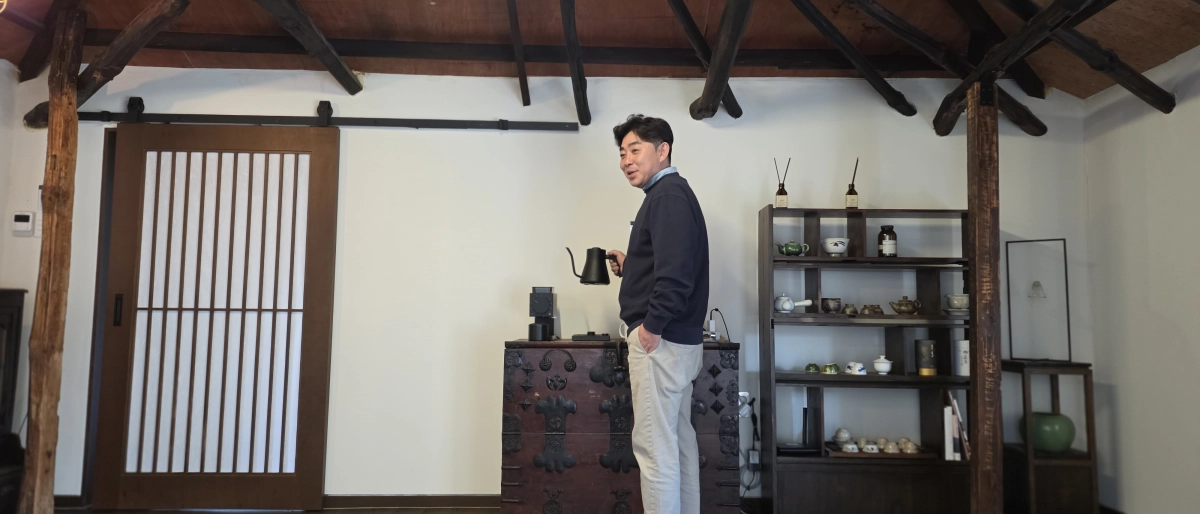 남성준 다자요 대표가 하천바람집에서 커피를 내리고 있다.