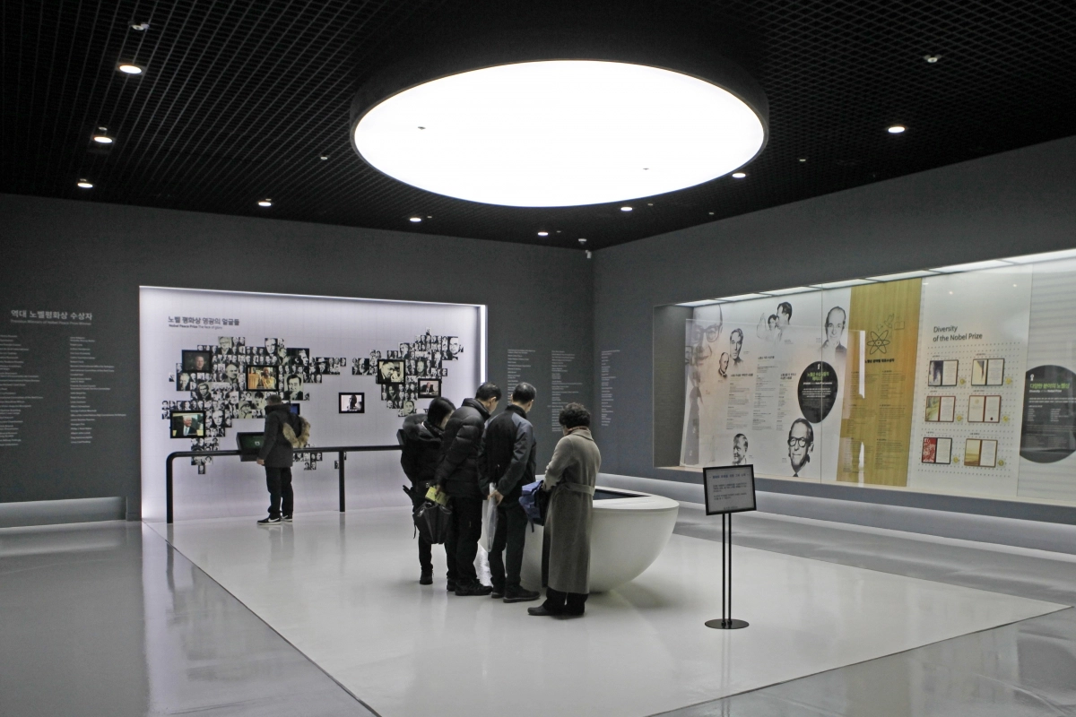노벨상의 탄생 배경과 역대 수상자들, 그리고 김대중의 노벨평화상 수상 사유 등을 살펴볼 수 있는 제2전시실 전경이다.