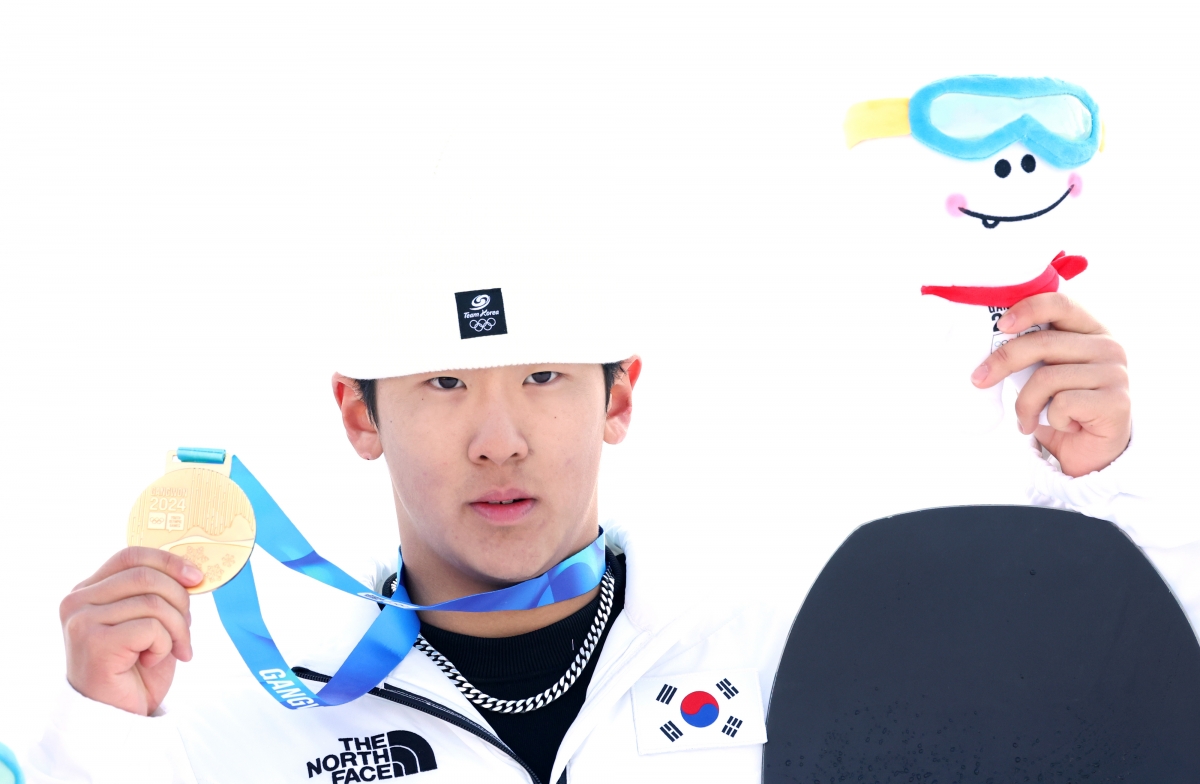 한국 신구 스노보더들이 밀라노·코르티나담페초 동계올림픽에서 설상 종목 첫 금메달 사냥에 나선다. 이채운이 하프파이프 세계 정상급 기량을 보이며 올림픽 우승에 청신호가 켜졌다. 연합뉴스
