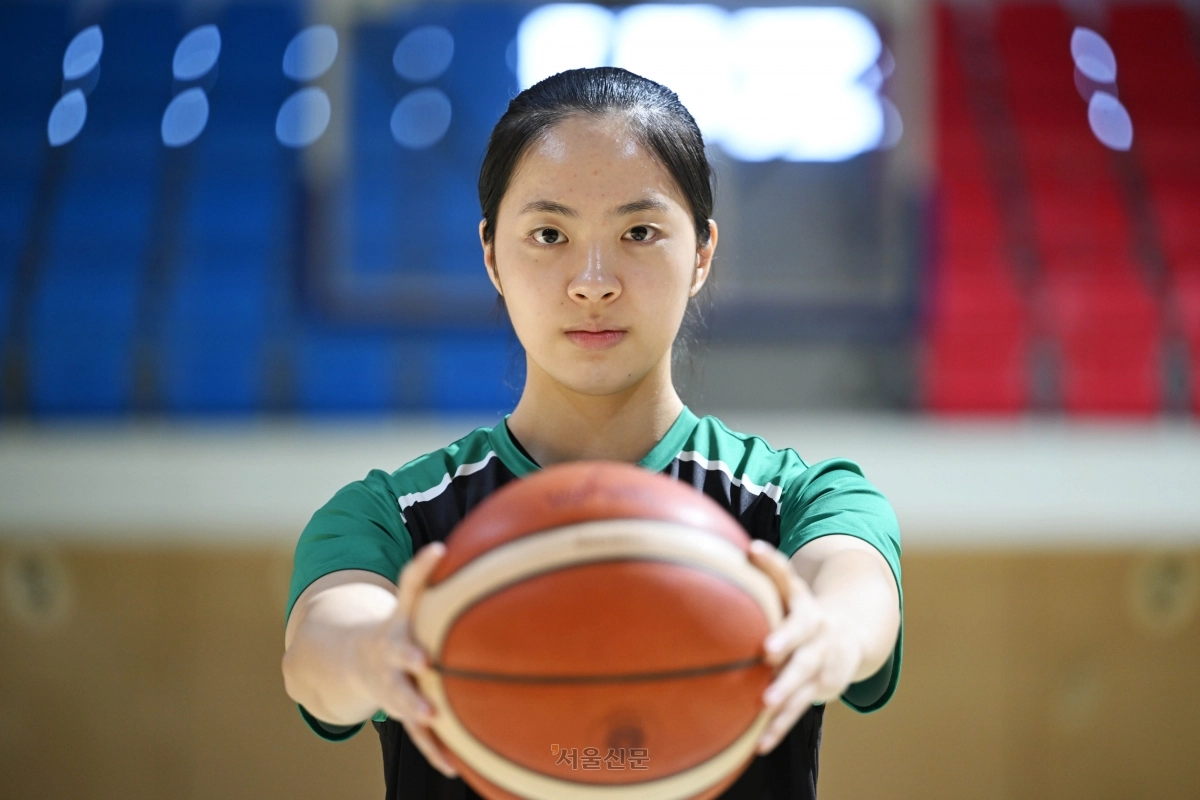 여자프로농구(WKBL) 부천 하나은행 입단 5년차를 맞은 박소희가 지난달 24일 인천 서구 하나글로벌캠퍼스에서 진행한 서울신문과의 인터뷰에서 새해 포부를 밝힌 뒤 각오를 다지고 있다.﻿  홍윤기 기자