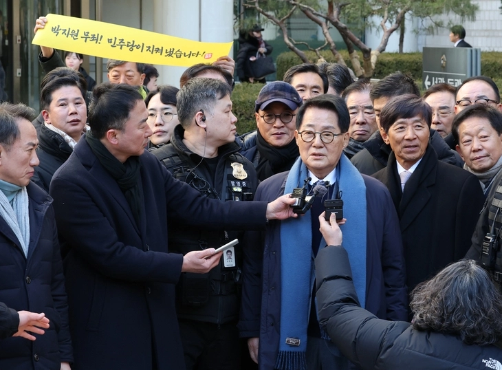 서해 공무원 피격 은폐 의혹 사건 항소 기한을 하루 앞둔 1일, 정치권 공방 속에 검찰의 항소 여부에 관심이 쏠리고 있다. 사진은 이 사건 피고인인 박지원 전 국가정보원장이 지난 26일 1심 무죄를 선고받고 서울중앙지법을 나서며 발언하는 모습.  연합뉴스