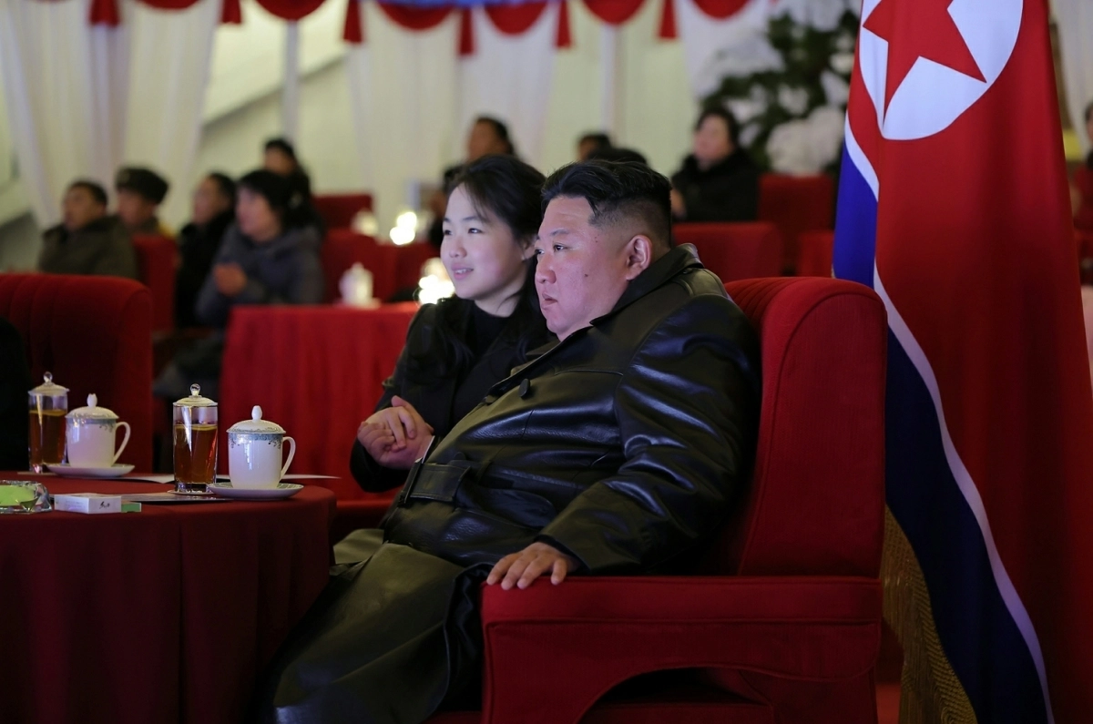 김정은, 딸 주애와 손 잡고 공연 관람