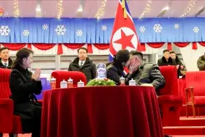 ‘김정은에 뽀뽀’ 주애, 신년참배 정중앙에…후계 존재감 과시