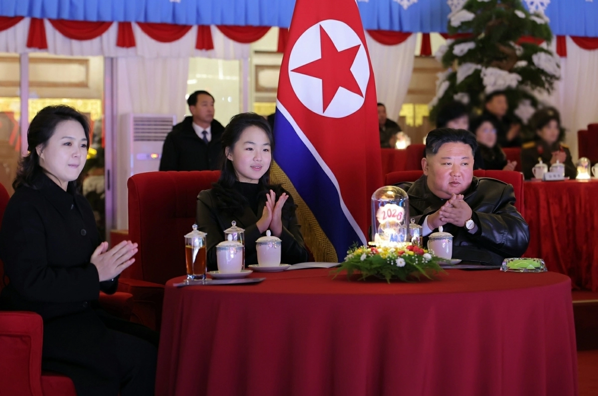 새해 경축 행사 참석한 김정은 일가…정중앙에는 주애
