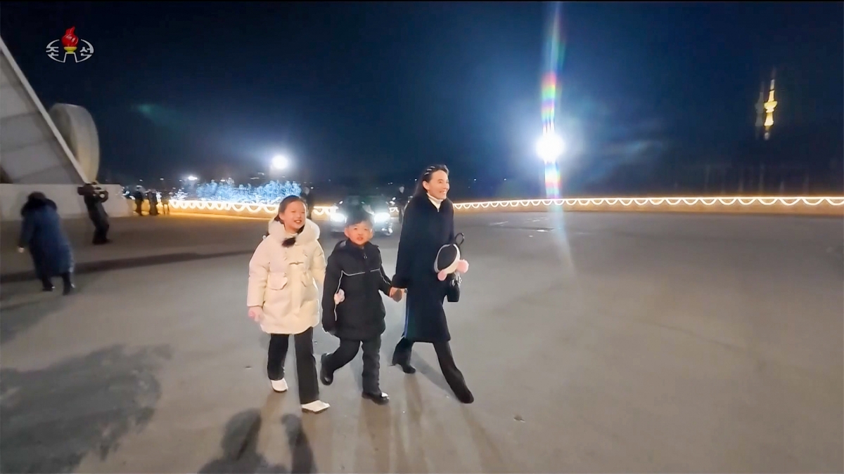 김여정, 남녀 아이와 신년경축공연 참석