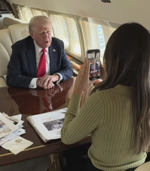 아이폰으로 트럼프 대통령 찍는 보좌관. 마고 마틴 인스타그램