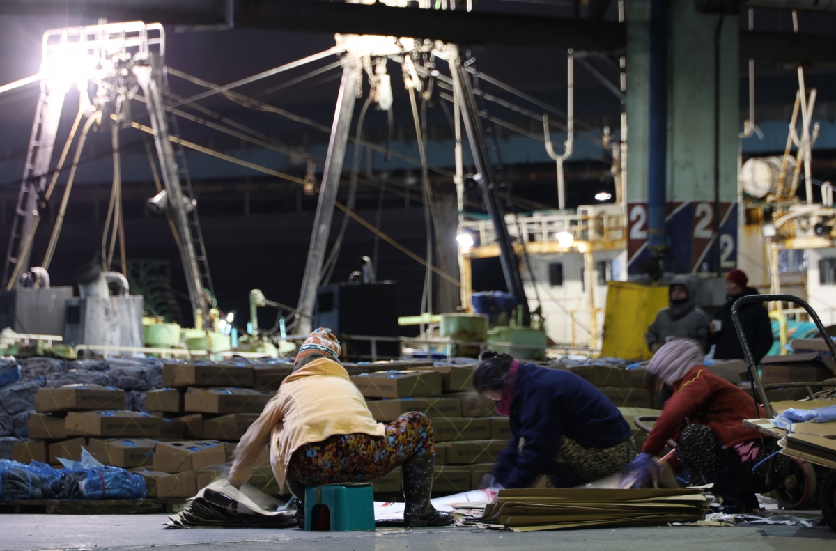 2일 오전 국내 최대 산지 위판장인 부산 서구 부산공동어시장에서 작업자들이 새해 첫 경매를 앞두고 현장을 정리하고 있다. 2026.1.2. 연합뉴스