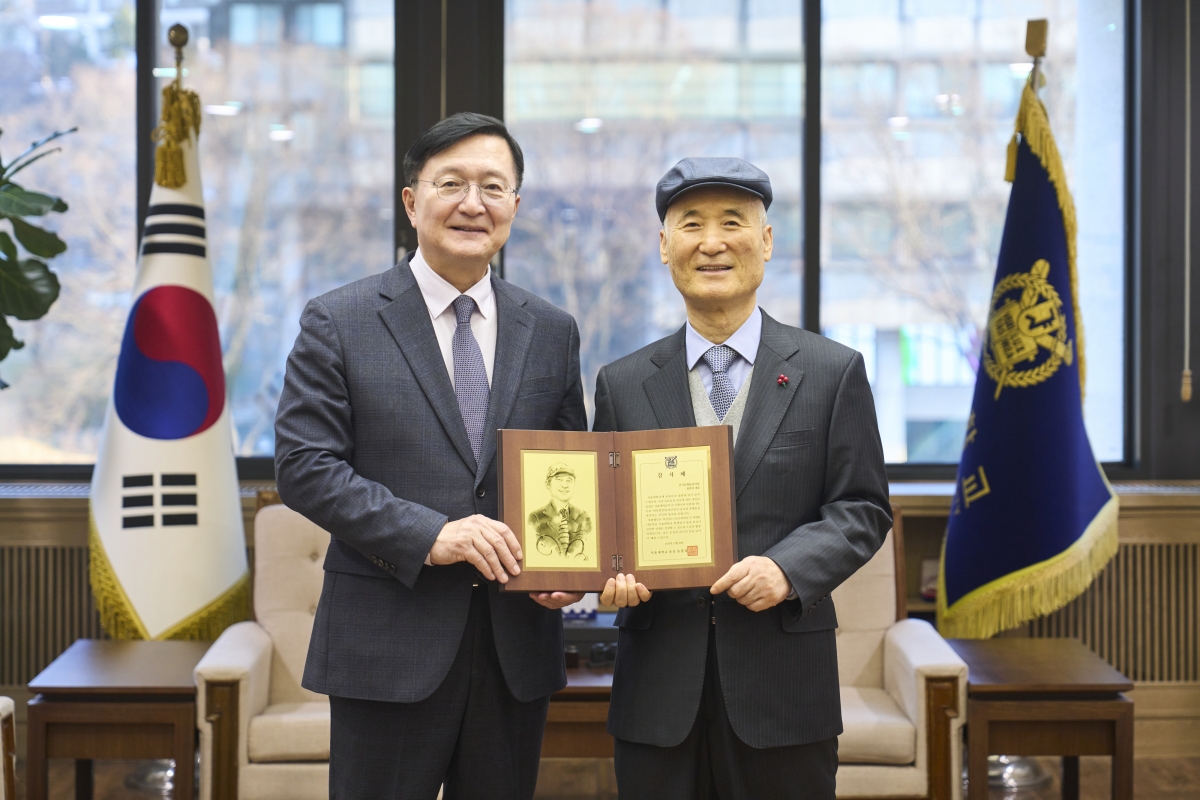 지난달 30일 서울대학교에서 ‘미산 등산장학금’ 10억원을 기부한 권준하(오른쪽) 신익산화물터미널 대표에게 유홍림 총장이 감사패를 전달하고 있다. 서울대학교 제공