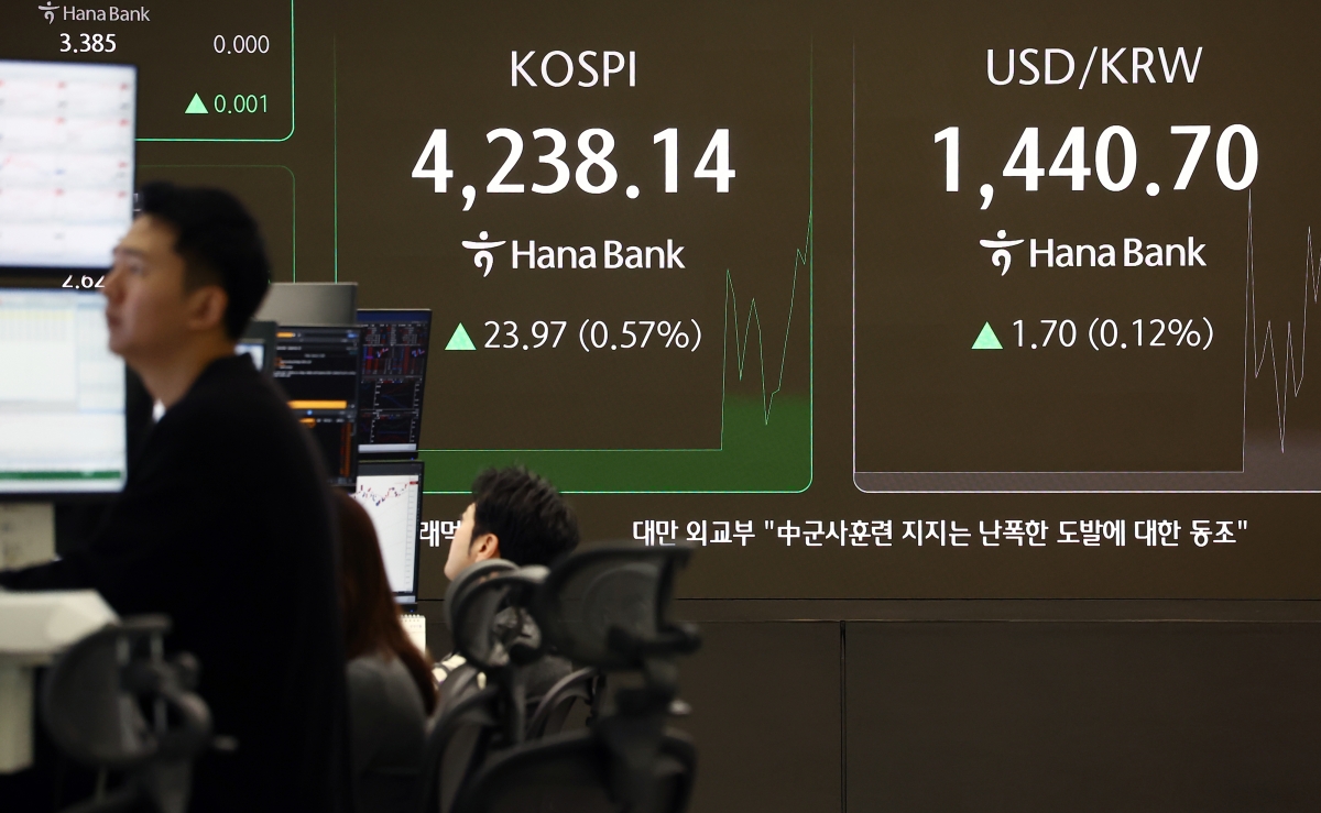 코스피가 새해 첫 거래일에 4230선을 돌파하며 장중 사상 최고치를 경신한 2일 오전 서울 중구 하나은행 딜링룸 전광판에 코스피 지수가 나오고 있다. 뉴스1