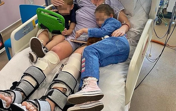 영국의 한 20대 여성이 희귀 신경 질환인 ‘길랭-바레 증후군’(Guillain-Barré Syndrome)을 진단받아 하루 아침에 병원 신세를 지게 된 사연이 전해졌다. 레베카 루이즈 러브(29) 제공