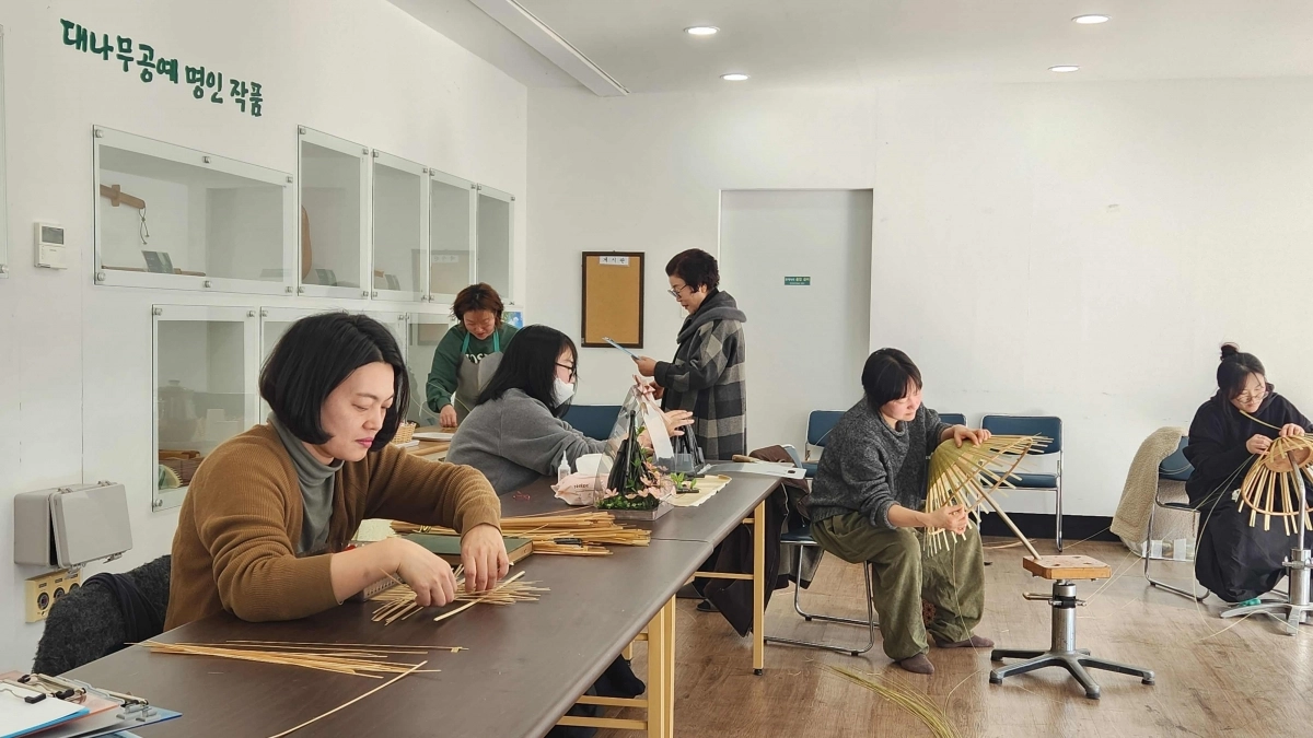 대나무 공예 계승자들이 담양군에서 기능을 전수 받고 있다. (담양군 제공)