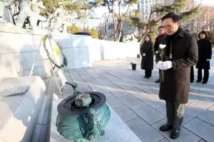 임태희 교육감, 새해 첫 공식 일정 현충탑 참배…경기교육의 힘찬 출발 다짐