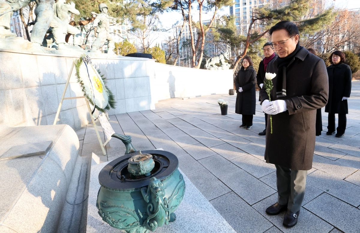 임태희 경기도교육감이 2일 새해 첫 공식 일정으로 안양시 현충탑을 참배했다.(경기도교육청 제공)