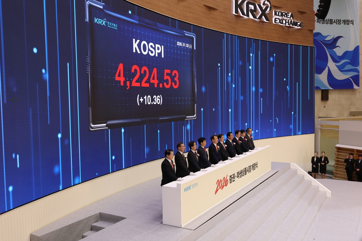 2일 서울 영등포구 한국거래소에서 열린 2026 증권·파생상품시장 개장식에서 이억원 금융위원장, 정은보 한국거래소 이사장, 이찬진 금융감독원장 등 참석자들이 개장신호 버튼을 누른 뒤 손뼉을 치고 있다. 연합뉴스