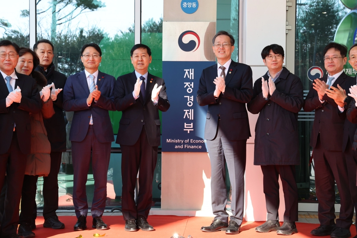 구윤철(왼쪽에서 다섯번째) 부총리 겸 재정경제부 장관이 이형일(왼쪽에서 여섯번째) 차관 등과 함께 2일 정부세종청사에서 열린 재정경제부 현판식에서 박수치고 있다. 연합뉴스